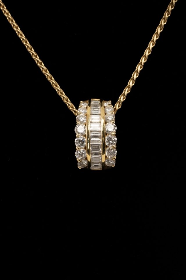18CT Gold Diamond Pendant
